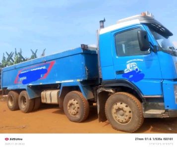 VOLVO D12 8 SPEED MANUAL TIPPER